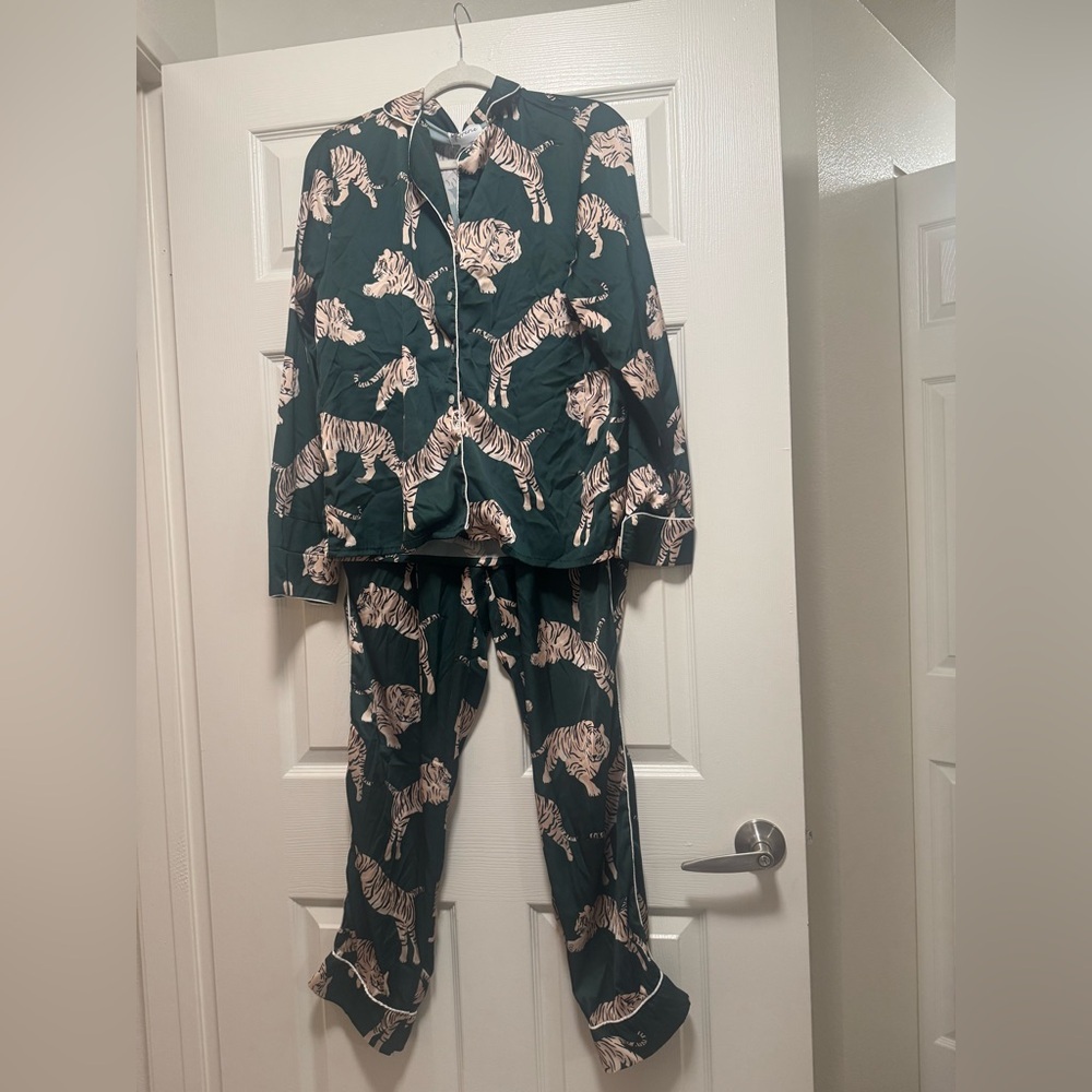 Averie two-piece Tiger Print Pajama Set in Emerald Green - Picture 5 of 13